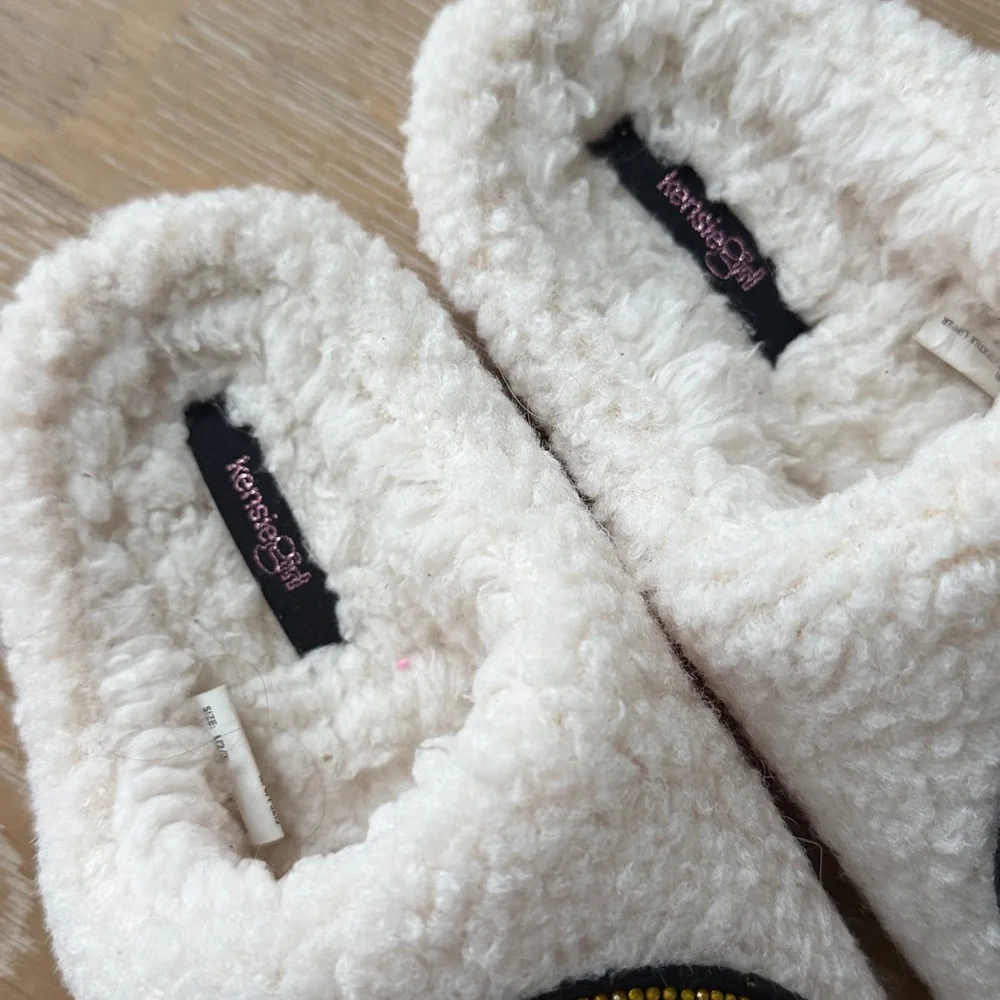 Kensie Girls White Fuzzy Slippers with Smiley Face size 2/3 but runs smaller